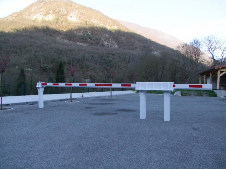 Barrière coulissanteà sceller  alu renforcée - 1 poteau de soutien 